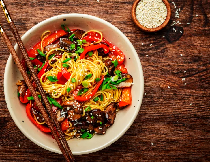Nouilles sautées au Poulet & aux légumes.