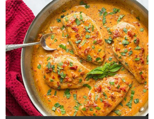 Filet de Poulet tendre sauce crèmeuse aux tomates  & lardons, linguine.