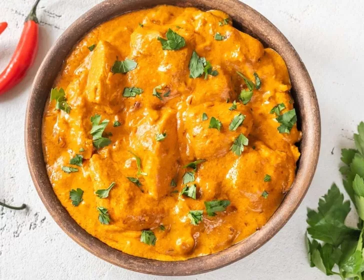 Poulet tendre, sauce crémeuse au Cajun (piquant) , Penne.