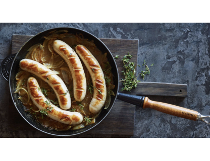 Saucisse sauce aux oignons, pois & carottes, pommes de terre grenailles.	