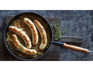 Saucisse sauce aux oignons, pois & carottes, pommes de terre grenailles.	