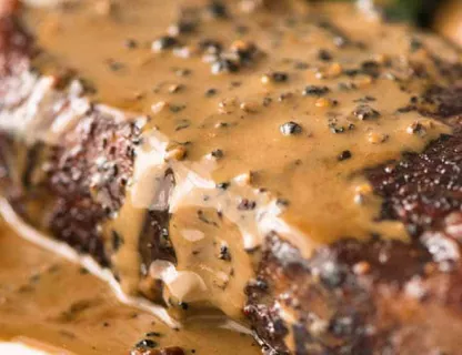 Steak pur Boeuf haché, sauce poivre crème , Carottes vichy, grenailles.