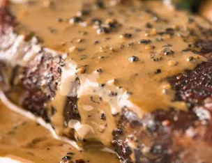 Steak pur Boeuf haché, sauce poivre crème , Carottes vichy, grenailles.