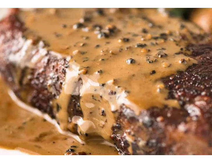 Steak pur Boeuf haché, sauce poivre crème , Carottes vichy, grenailles.