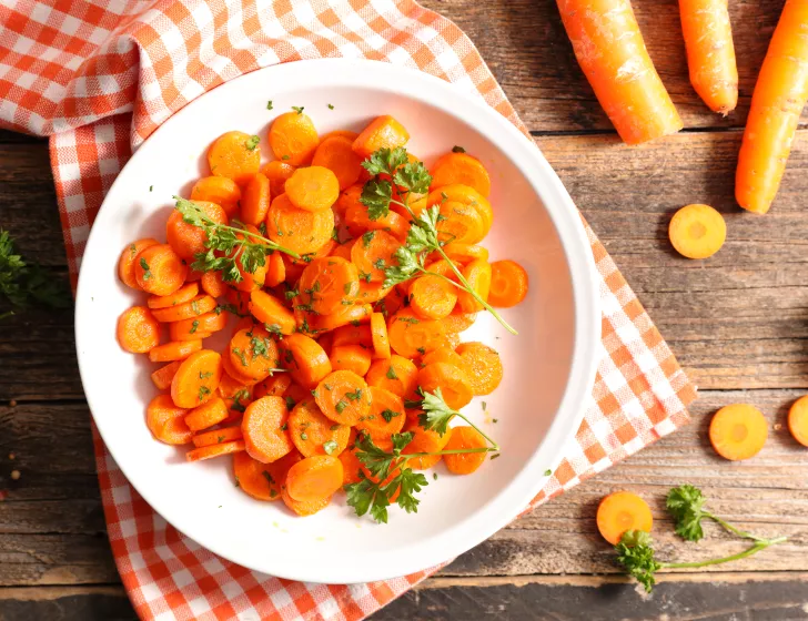 Steak pur Boeuf haché, sauce poivre crème , Carottes vichy, grenailles.