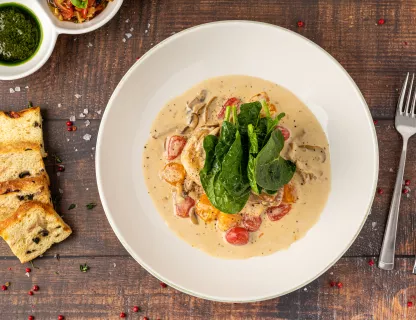 Filet de Lieu noir, sauce crémeuse aux champignons & tomates cerises, purée d'épinards.