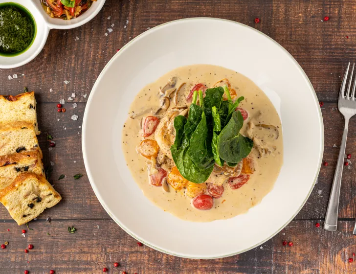 Filet de Lieu noir, sauce crémeuse aux champignons & tomates cerises, purée d'épinards.