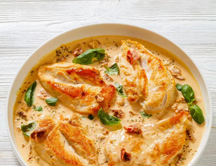 Escalope de dinde gratinée sauce Atelier Salé et linguine.