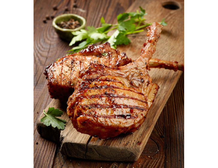 Côtes de Porcelet au Miel & Thym, poêlée de pommes de terre aux carottes.