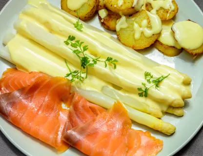 Nos Tagliatelle aux asperges de Malines & Saumon fumé, sauce crèmée aux asperges