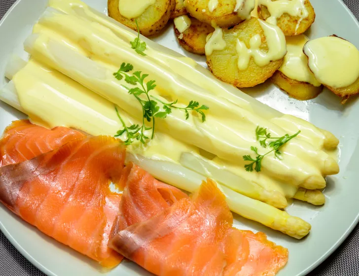 Nos Tagliatelle aux asperges de Malines & Saumon fumé, sauce crèmée aux asperges