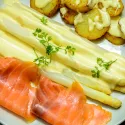 Asperges de Malines & Saumon fumé, sauce hollandaise & ciboulette, grenailles, petits légumes.