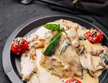 Escalope de dinde gratinée sauce Atelier Salé et linguine.