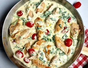 Poulet Sicilien, sauce crémeuse aux épinards & tomates cerises, linguine .