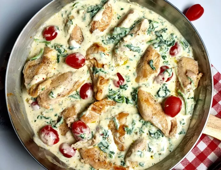 Poulet Sicilien, sauce crémeuse aux épinards & tomates cerises, linguine .