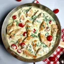 Poulet à la Toscane, sauce crémeuse aux épinards & tomates cerises, linguine .
