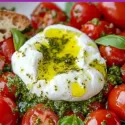 Salade de Fusilli aux Tomates cerises à la mozzarella Burrata, pesto, pignons de pain.
