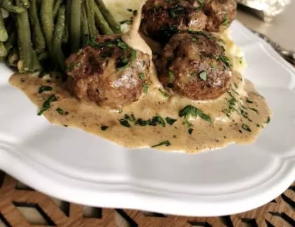 Véritables Boulets Liégeois , Purée de pommes de terre au beurre.