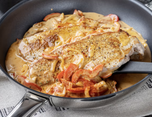 Escalope de dinde gratinée sauce Atelier Salé et linguine.