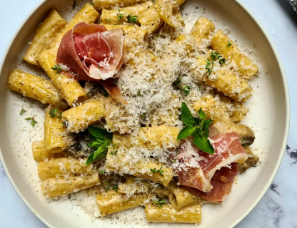 Gros Macaroni Cacio e Pepe & lardons de Guanciale.