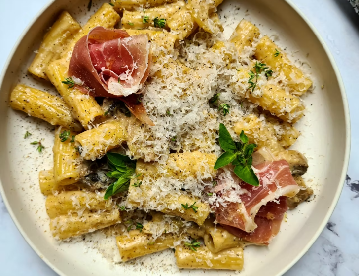 Gros Macaroni Cacio e Pepe & lardons de Guanciale.