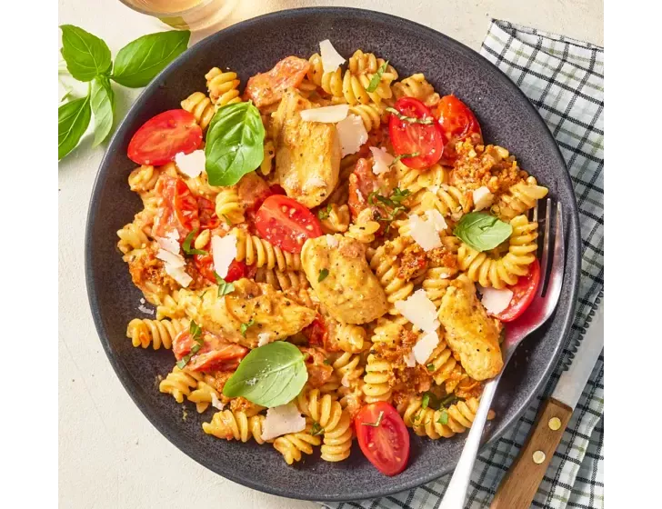 Salade de pâtes au Pesto Rosso, Poulet & Jambon d’Italie.