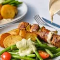 Brochette Boeuf sauce 3 poivres ,gratin Dauphinois, haricots verts & tomate à l'ail.