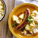 Saucisse  de campagne & jus de viande à la moutarde, Chou fleur à la béchamel , gratin Dauphinois